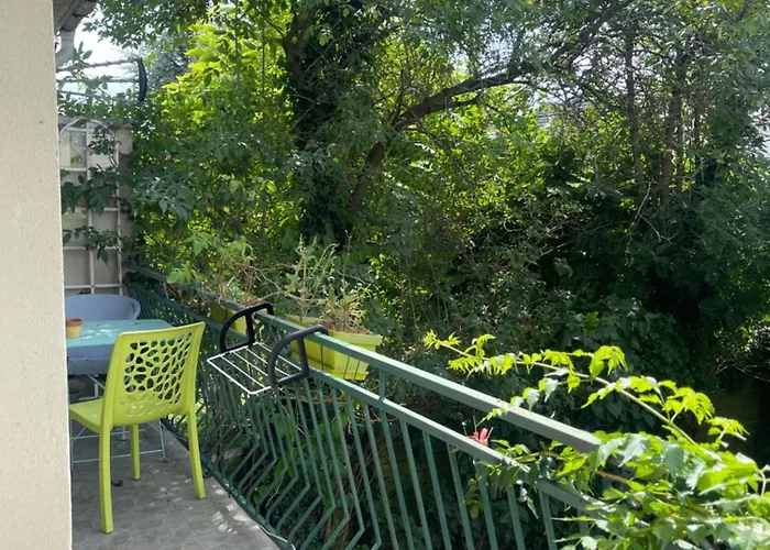 Appartement Cosy Et Spacieux Avec Une Belle Vue Sur Jardin, Proche Des Commodites Et A Moins De 30 Minutes De Paris En Transport